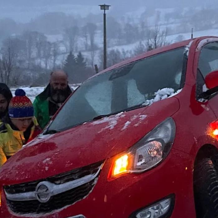 Trei români, eroi pe o șosea din Germania. Au salvat o mamă cu doi copii, blocați în mașină: "Îngerii mei salvatori"