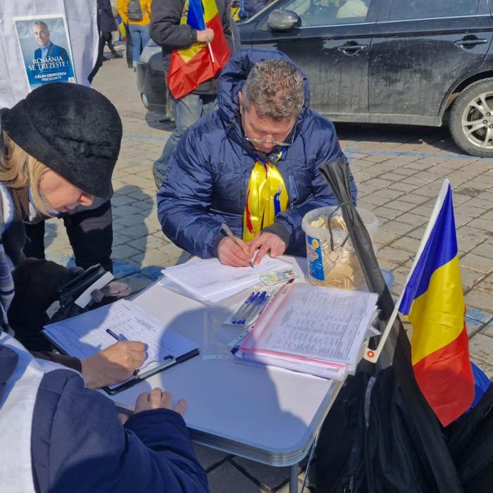 Marș suveranist în Piața Constituției: Susținătorii lui Georgescu au primit napolitane VIDEO