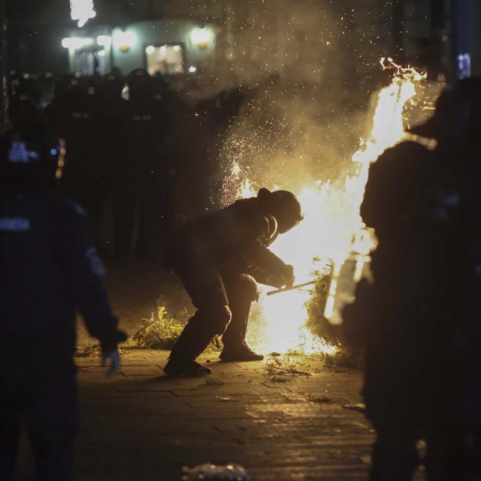 Autorii violențelor de la protestul pro-Georgescu, identificați și săltați de poliție. Glume cu jurnaliștii: "De ce v-au reținut?" / "De mâini"