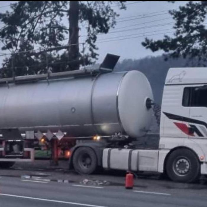 Incident grav pe DN 1: Scurgeri de acid sulfuric dintr-o cisternă. Populația evacuată, trafic blocat