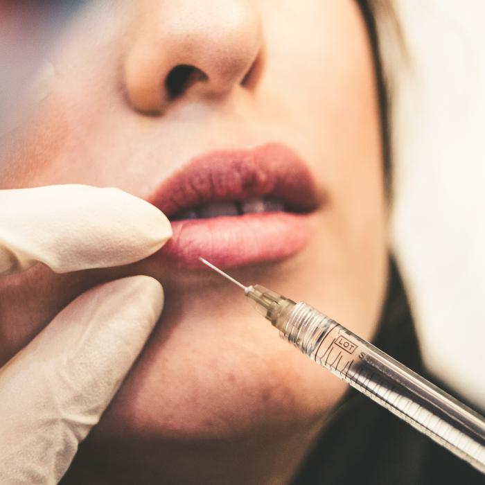 Două românce au fost arestate pentru că operau ilegal ca „doctori plasticieni”: injecții cu botox în apartament și substanțe necunoscute