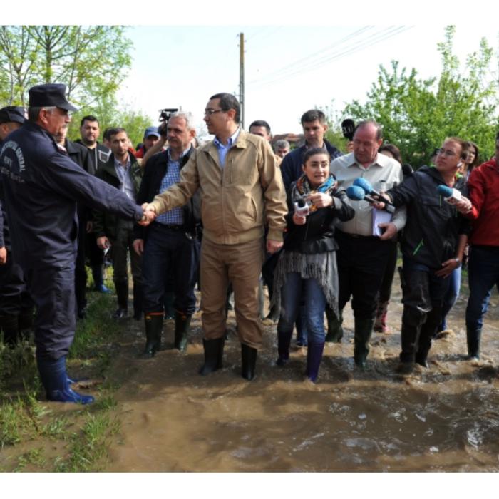 Imagini din 2014. Ponta întreba oamenii când a venit viitura și se mira că i-a inundat fix de Paște, deși el dăduse ordinul