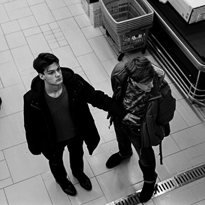 Tineri români din Italia, prinși că furau la casele self pay din Lidl. Paznicul i-a urmărit zeci de minute