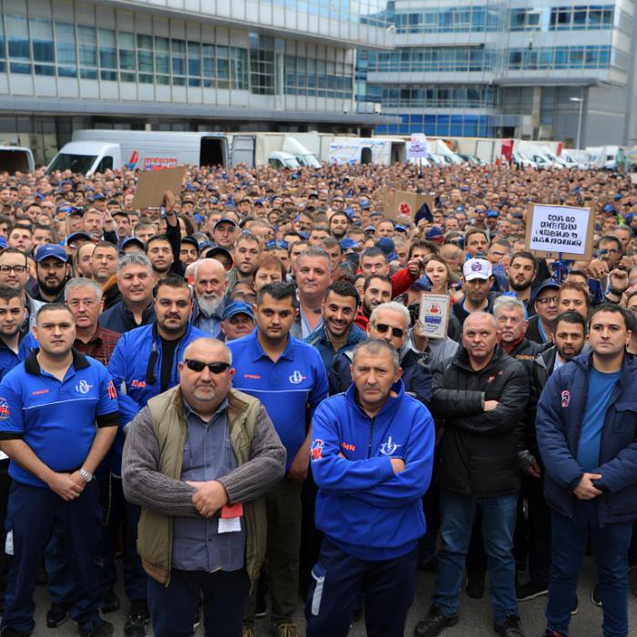 O companie prezentă și în România concediază 20 000 de curieri. Criza a atins-o profund 