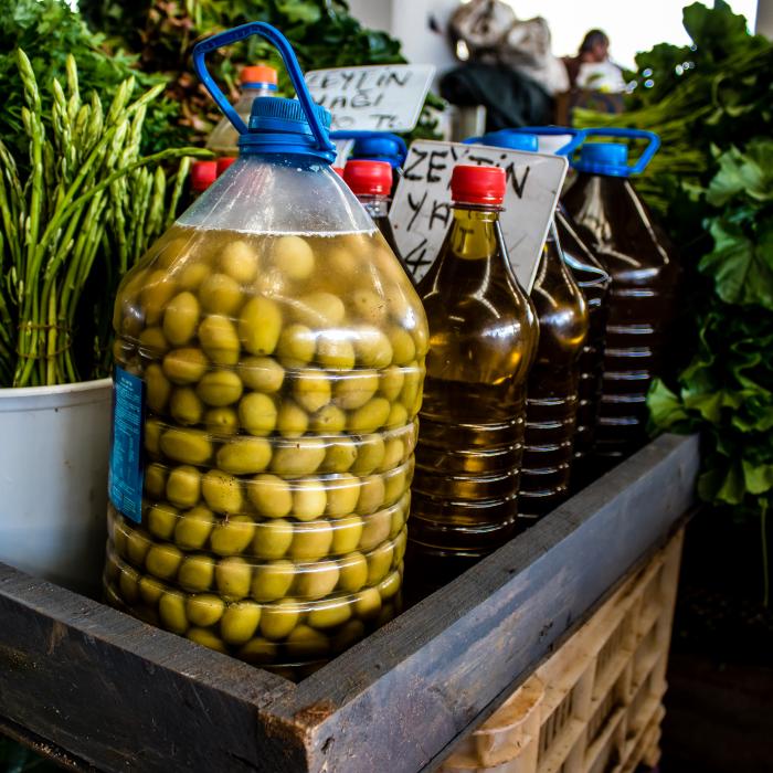 Prețul uleiului de măsline s-a prăbușit. Cât a ajuns să coste "aurul verde"