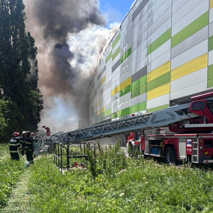 Incendiu violent la un mall din Arad. A fost emis RO-Alert