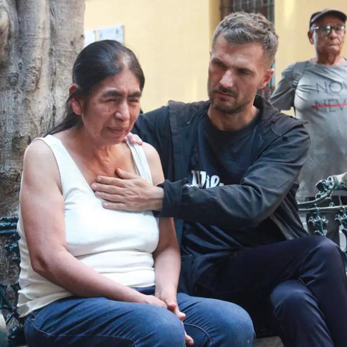 Locuitorii unui oraș din Mexic fac coadă pentru a fi "vindecați energetic" de către un român. Mircea spune că le ia durerea fără medicamente