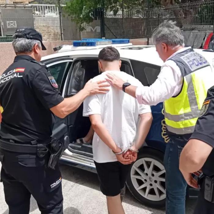 Bandă de hoți de buzunare români, destructurată de polițiștii spanioli. Înșelau turiștii din Playa de Palma și le furau cardurile 