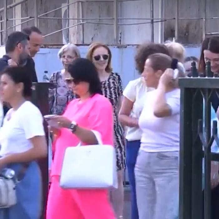 Angajații Guvernului protestează. Sunt nemulțumiți că Bolojan le scade sporurile