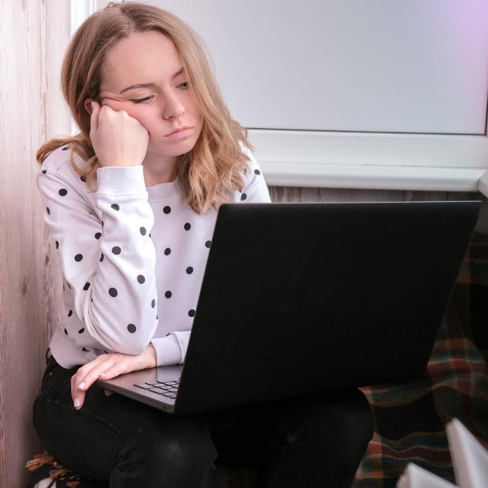 O companie trebuie să-i plătească unei angajate 1.500 de euro pentru ca i-a trimis emailuri în timp ce era în concediu