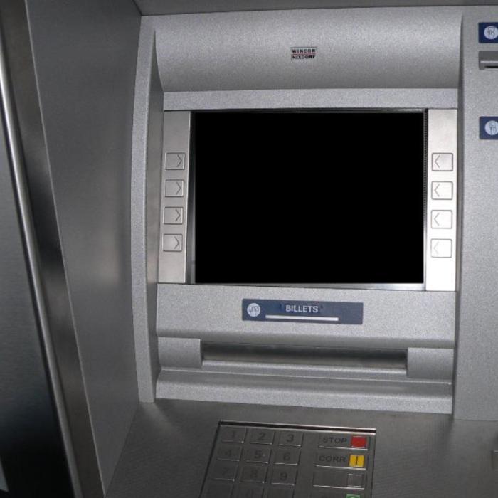 Patru români arestați în Franța. Au furat datele bancare ale clienților unor benzinării și apoi au retras banii în Spania