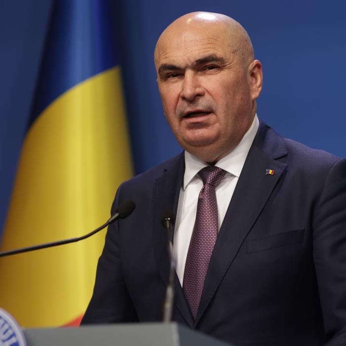 Gata cu plimbările pe bani publici. Bolojan interzice deplasările externe neaprobate
