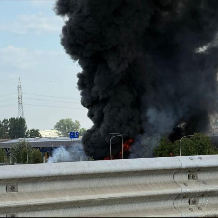 Accident cumplit în Italia: O cisternă GPL a explodat. Norul de fum negru, vizibil de la kilometri distanță - VIDEO