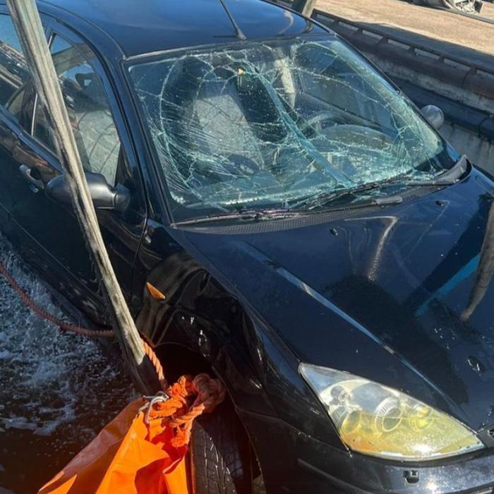 Un român din Italia care a plonjat cu mașina în mare s-a salvat în ultima secundă