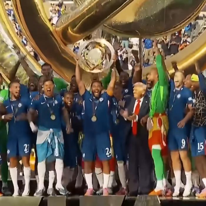 O nouă gafă a lui Trump. S-a autoinvitat la ceremonia de premiere a echipei Chelsea și n-a mai plecat de pe podium - VIDEO