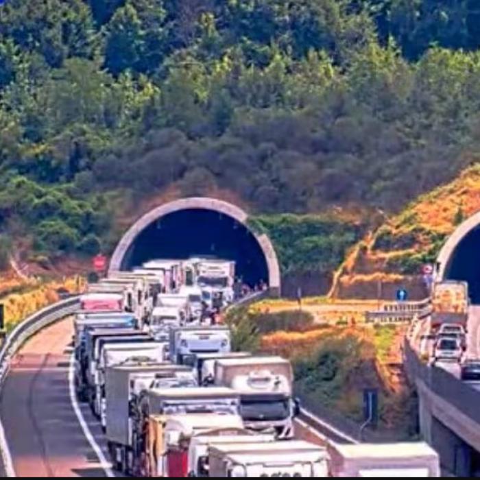 Grav accident în tunelul A1 din Florența: trei morți, doi răniți grav, trafic blocat pe autostradă