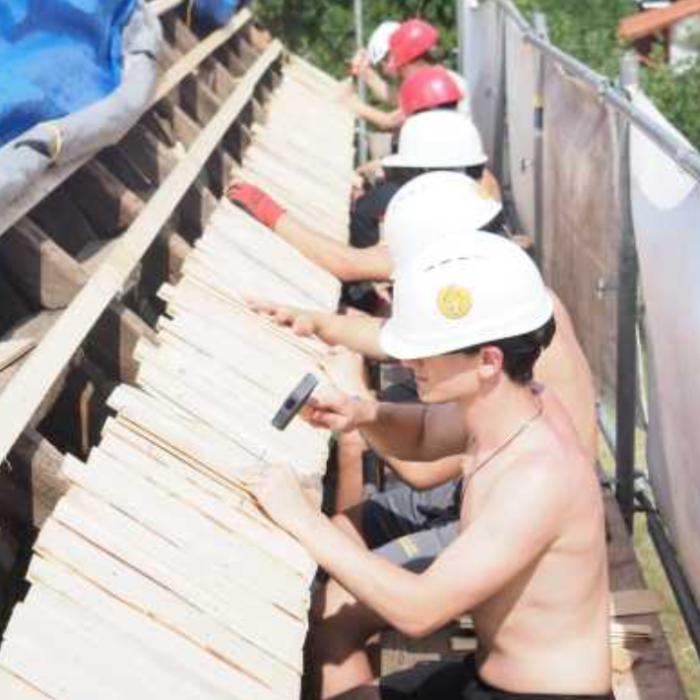 Copii ai românilor din SUA refac acoperişul unei biserici de lemn din Păuşa (reportaj)