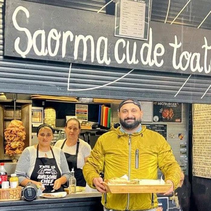 Conceptul românesc de „shaorma cu de toate” a ajuns până la Londra. Romanii au testat-o gratis la deschidere