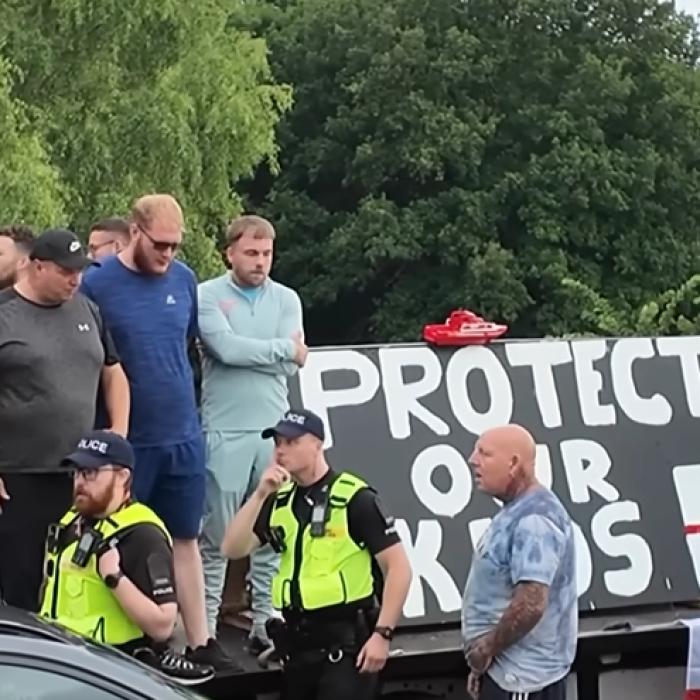 Violențe în faţa unui hotel din Anglia care găzduiește solicitanţi de azil: "Trimiteţi-i acasă!" / "Să ne apărăm fetele"