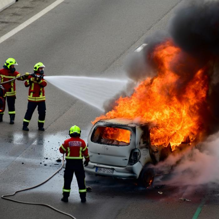 Mașina unor români a luat foc pe autostradă în Italia. Șoferul abia a apucat să scoată copiii din interior