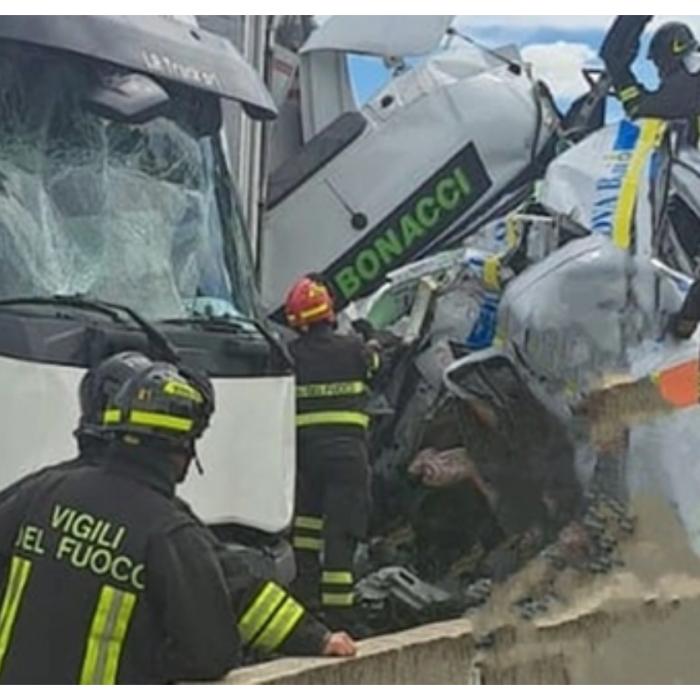 Accident grav în Italia. Trei morți și 18 răniți, după ce un TIR a intrat cu viteză pe contrasens