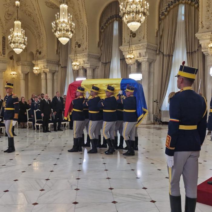 Sicriul cu Ion Iliescu a părăsit Cotroceniul. A primit ultimul onor. Iată cine a participat la slujbă