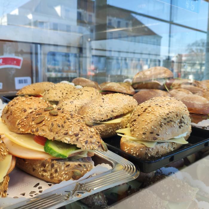 Două persoane au murit și alte 14 au ajuns la spital după consumul unor sandvișuri în Italia