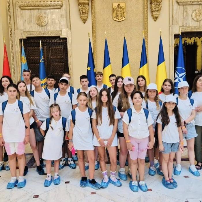 Reportaj: Școala de Limba Română „Dacia” din Atena, locul unde copiii românilor redescoperă limba și cultura părinților lor