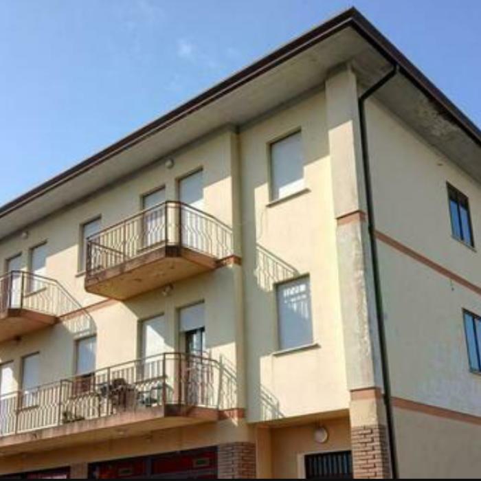 Un român din Italia s-a trezit cu trei hoți în casă. I-a bătut și aruncat de pe terasă