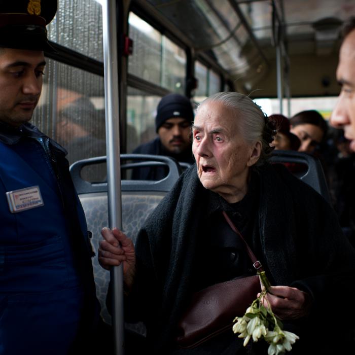 Bătrână de 90 de ani, amendată în autobuz pentru că avea abonamentul expirat: "Mergeam la cimitir, la soțul meu"