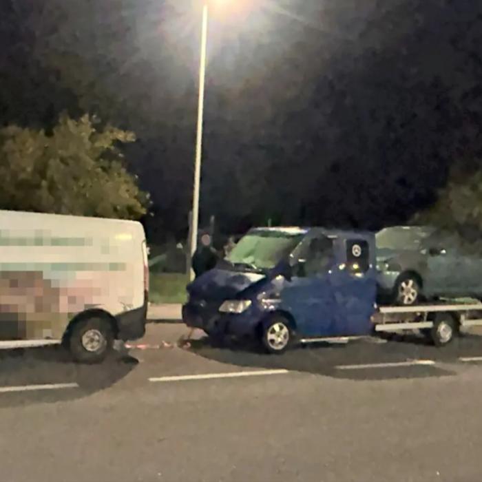 Polițiștii austrieci, uimiți de "convoiul periculos" al unui român. Fără permis și cu numere furate, trăgea cu duba două platforme auto legate cu o curea