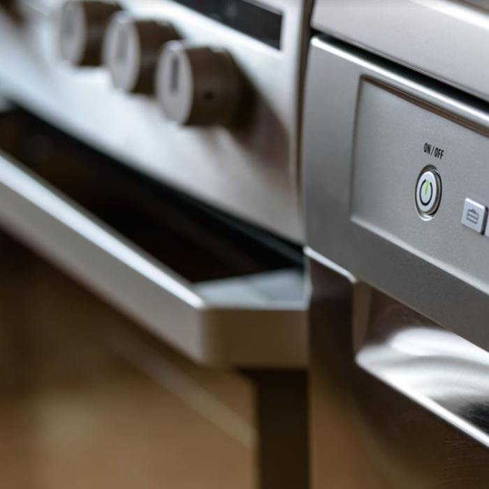 Românii din Italia pot lua 200 de euro de la stat pentru achiziția de electrocasnice
