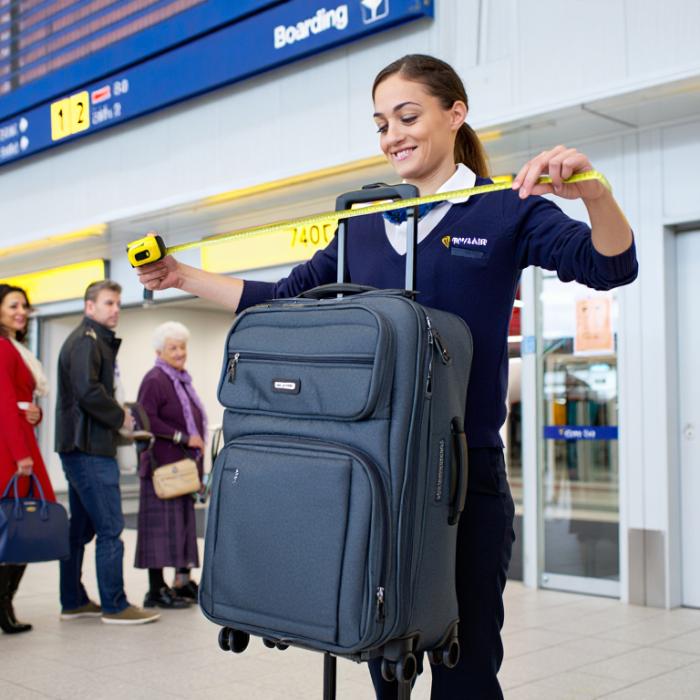 Ryanair mărește bonusurile angajaților care detectează pasagerii cu bagaje prea mari la îmbarcare 