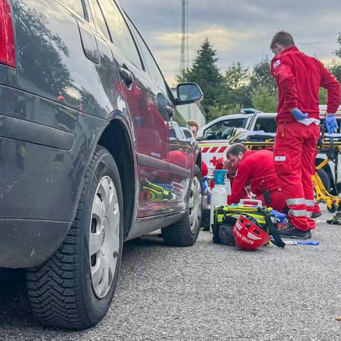 Un român din Austria a murit strivit de propria mașină în timp ce o repara