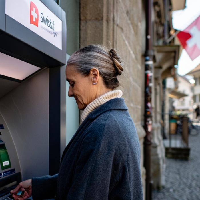 Îngrijitoare româncă din Elveția, arestată după ce bătrâna de care avea grijă i-a dat cardul cu bani. Românca trimitea banii în țară