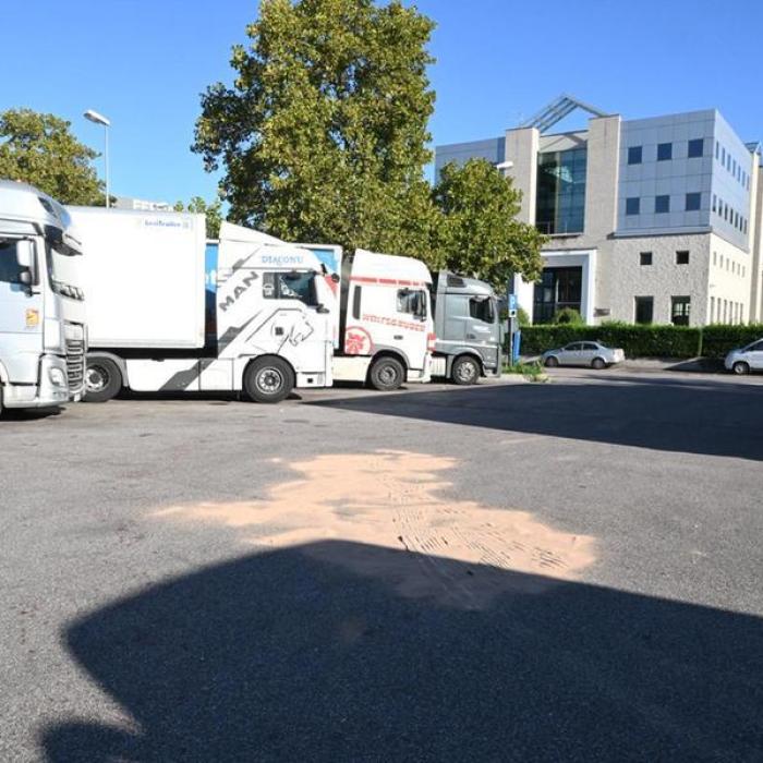 Șofer român de TIR ucis într-o parcare din Italia. Un alt român, principalul suspect, a fost arestat