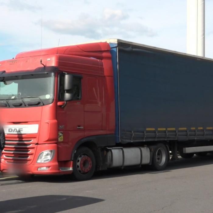 Un șofer român și-a tăiat prelata camionului într-o benzinărie din Slovacia, apoi a sunat la poliție să anunțe că a fost furat