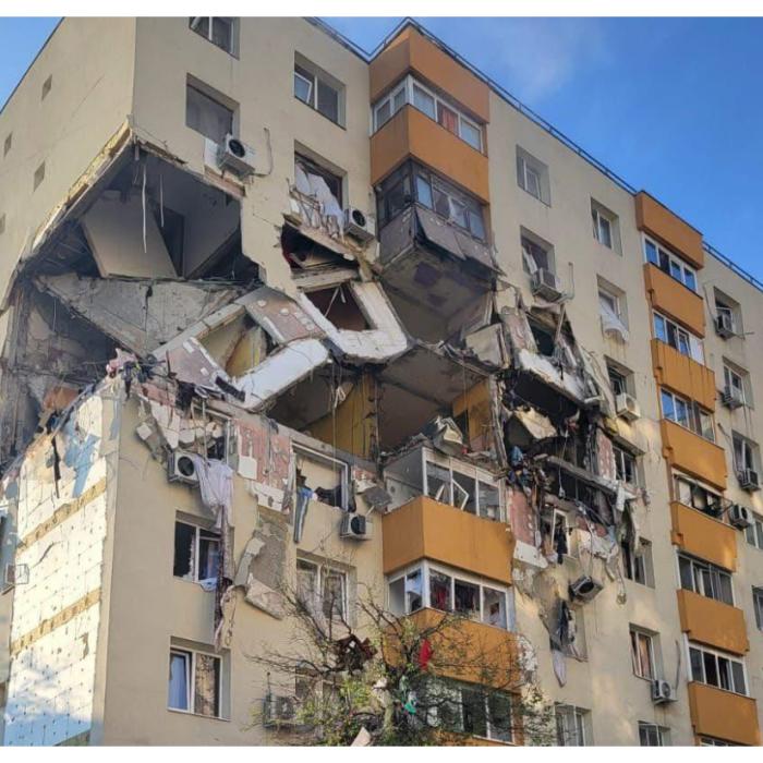 Explozie în Rahova, noi detalii: O adolescentă a căzut de la etajul 7 la etajul 5 și a fost găsită printre dărâmături