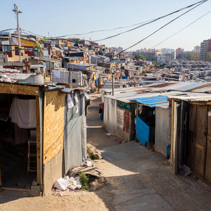 Locuitorii din Barcelona se plâng că barăcile ilegale ale românilor din "inima orașului" au inclusiv panouri solare