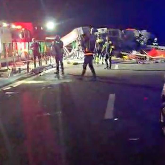 Mașină de pompieri, răsturnată pe autostradă, în drum spre intervenție 