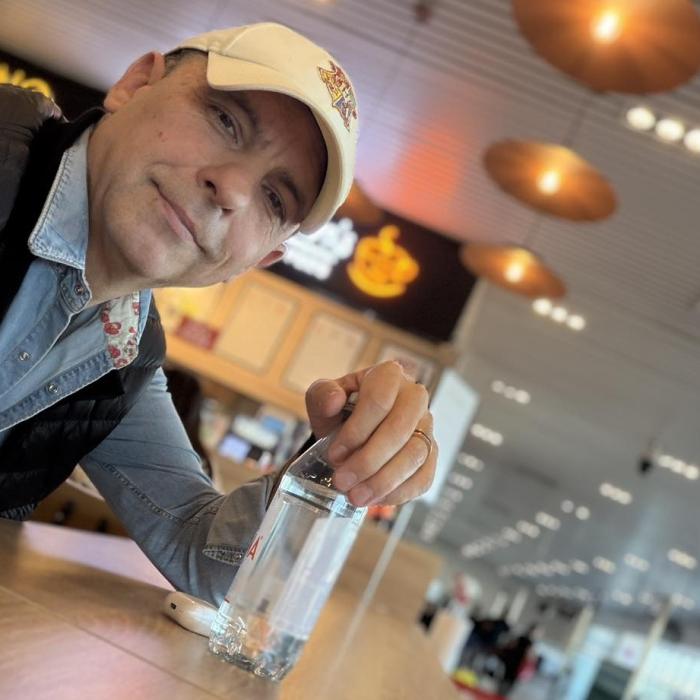 Dan Negru, revoltat de prețurile din aeroport: „România, țara unde și apa potabilă e un lux”