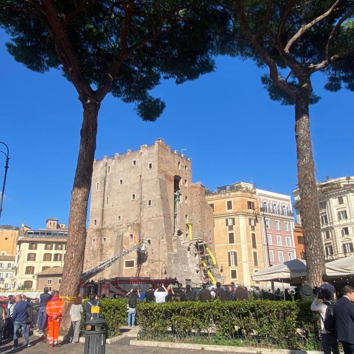 EXCLUSIV - Unul dintre muncitorii români prinși sub dărâmături la Roma a fost scos teafăr. Un alt român a filmat momentul prăbușirii: "A fost panică generală"