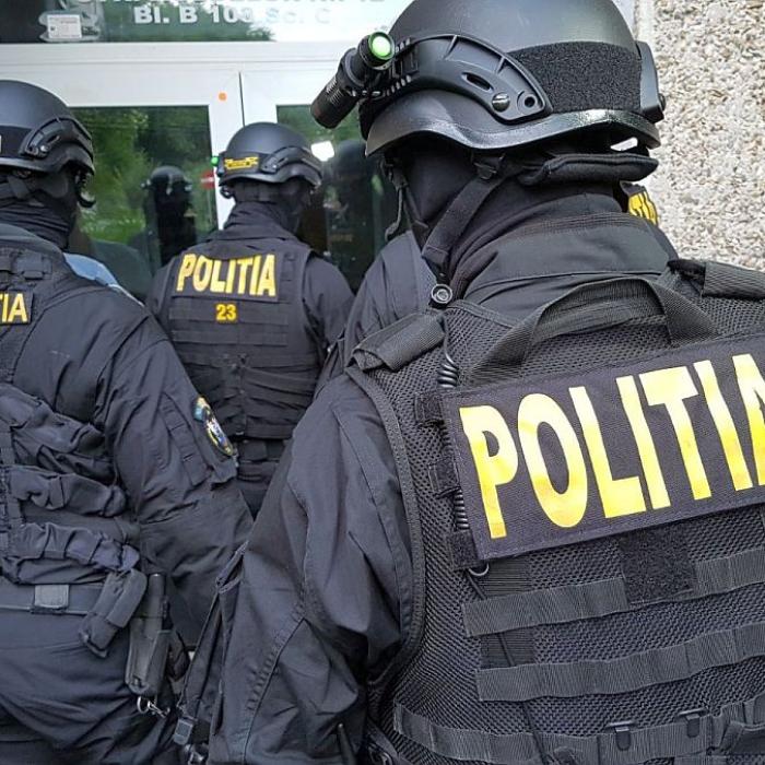 Peste 300 de percheziții au avut loc în această dimineață. Mascații au intrat în forță 