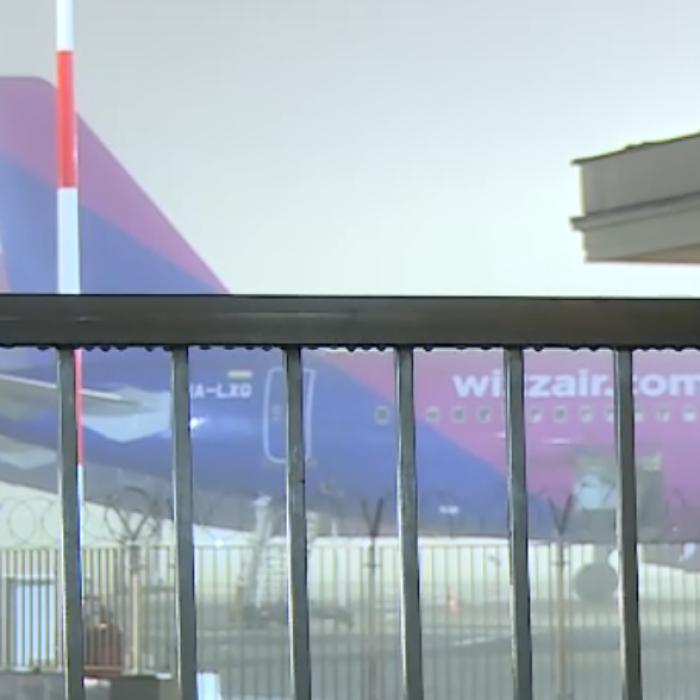 Incident pe aeroportul Băneasa. Flăcări sub o aeronavă Wizz Air imediat după aterizare