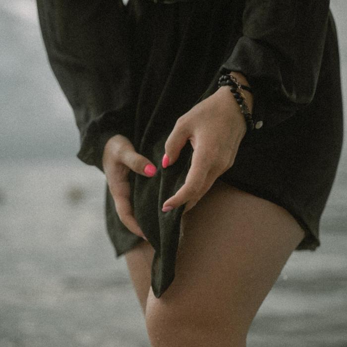 O tânără de 23 de ani obligată să se prostitueze s-a sinucis în Austria. Doi suspecți reținuți de DIICOT