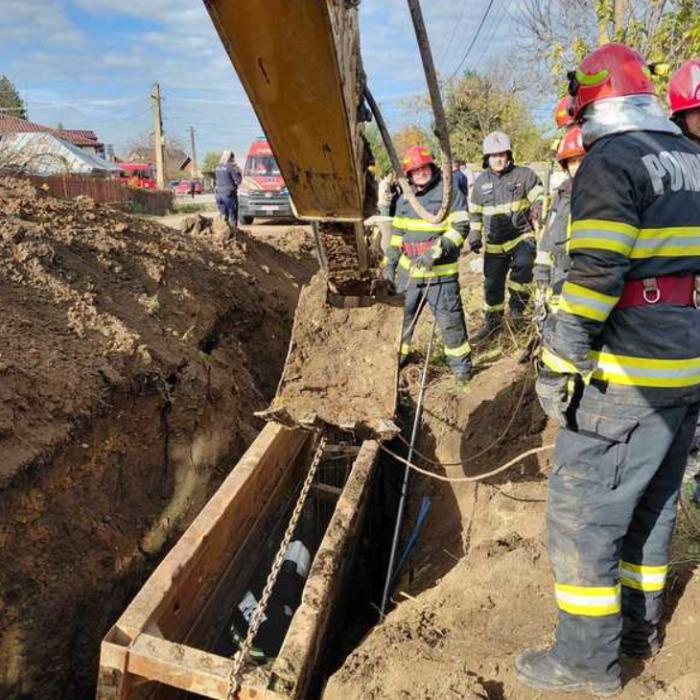 Situație dramatică în Prahova: Doi muncitori, prinși sub un mal de pâmânt de 5 metri