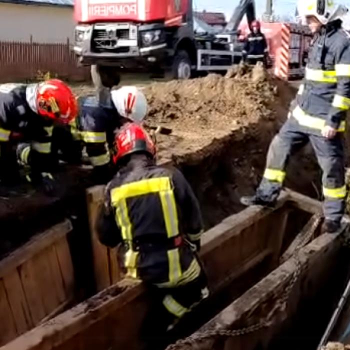 Unul dintre bărbaţii prinşi sub malul de pământ surpat în Prahova a fost găsit decedat