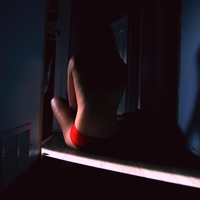 Trei români coordonau o rețea de peste 20 de prostituate în Anglia. Cu banii încasați cumpărau apartamente în țară