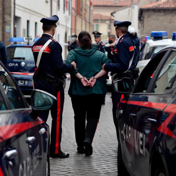 Româncă de 34 de ani, arestată în Italia după ce a încercat să-și incendieze vecinii, inclusiv un bebeluș de 12 luni