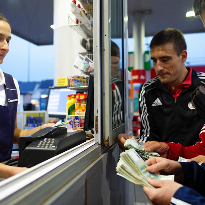 Hohote de râs la proces. Ce le-a spus judecătorul unor români din Germania care au vrut să achite cu bani de recuzită la o benzinărie